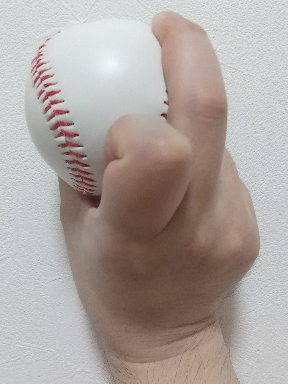 背面から見たナックルカーブの握り方