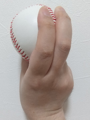 背面から見たワンシーム・ファストボールの握り方