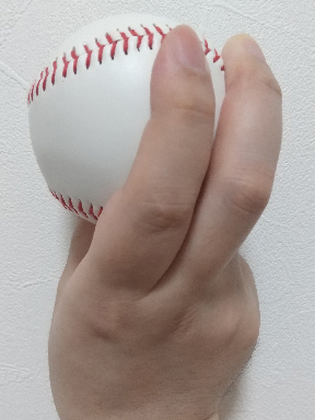 背面から見た縦スライダーの握り方