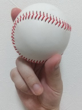 正面から見た縦スライダーの握り方