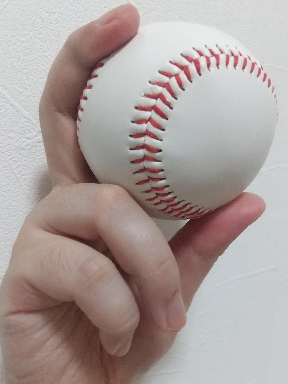 左面から見た縦スライダーの握り方