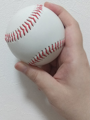 右面から見た縦スライダーの握り方